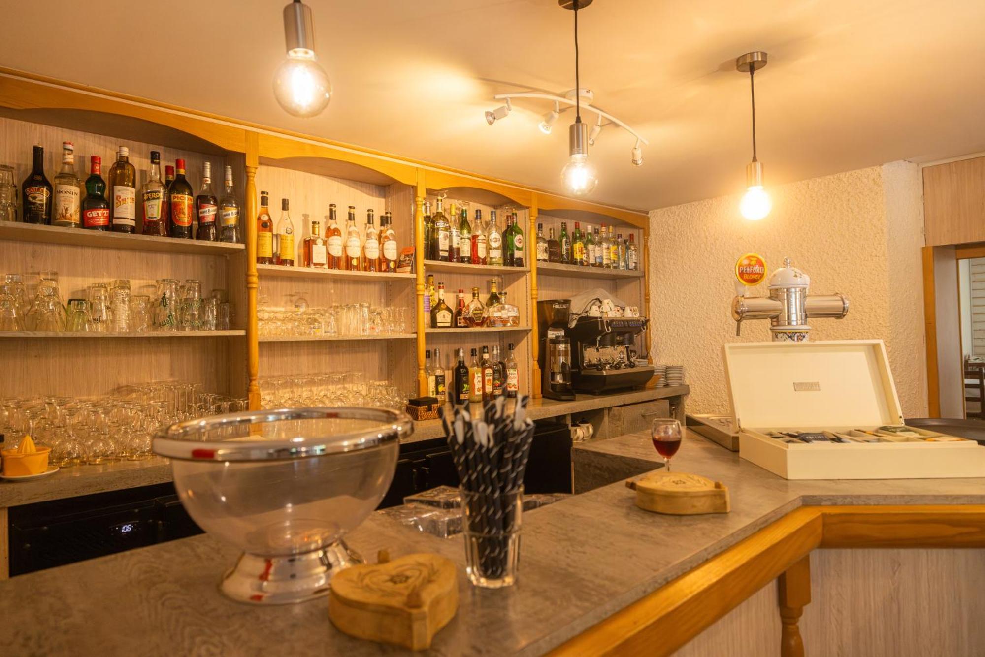 Hotel Restaurant Des Thermes Castéra-Verduzan Buitenkant foto